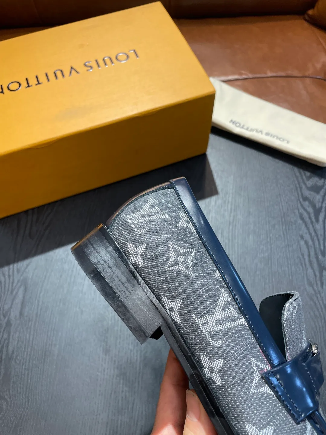 [LV] Leather shoes - High-end quality - Upper: 🔝Tumbled cowhide, Nappa cowhide, brand logo sewn on the shoe body - Inner: cowhide, foot pad; water-dyed cowhide - Outsole: T men's shoes 💰R·Rubber foam; two-color molded outsole -Super high quality control·Fine workmanship: highlighted (high-end·luxury·grade) -Size: 38-44 (45 can be customized)